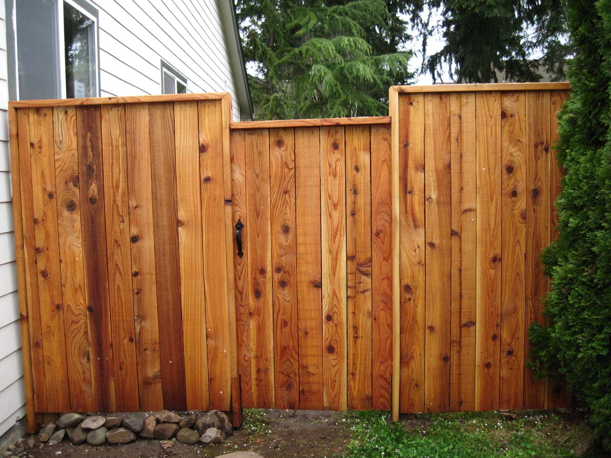 staining of a wood gate and fence in Salem Keizer Oregon